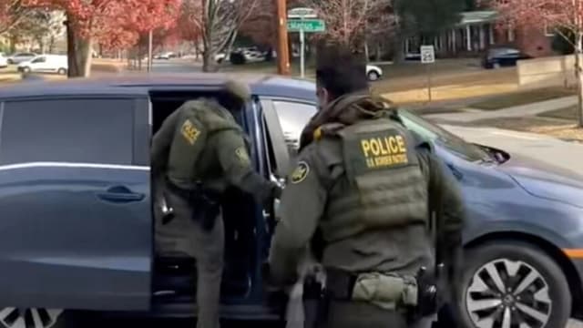 Agentes federales de inmigración llegan en masa a Carolina del Norte