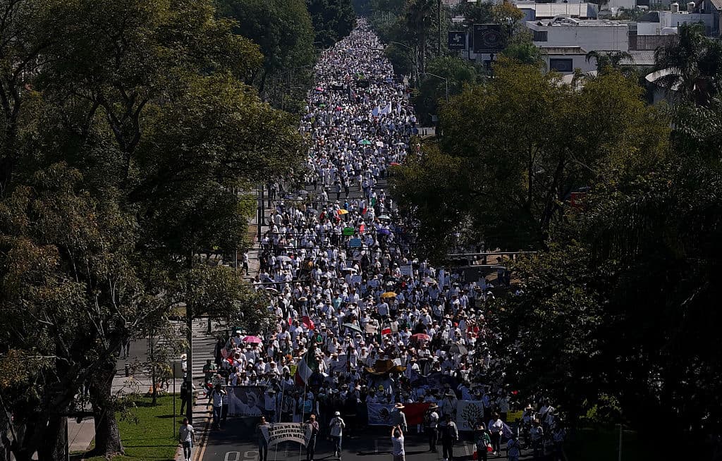 Manifestación "Por la Paz", organizada por la Generación Z contra el gobierno de la presidenta Claudia Sheinbaum en Guadalajara, Jalisco, México, el 14 de noviembre de 2025. Un día después miles de personas marcharon en la Ciudad de México para protestar contra la violencia del narcotráfico y las políticas de seguridad del gobierno de la presidenta Claudia Sheinbaum. (Foto de ULISES RUIZ/AFP vía Getty Images)