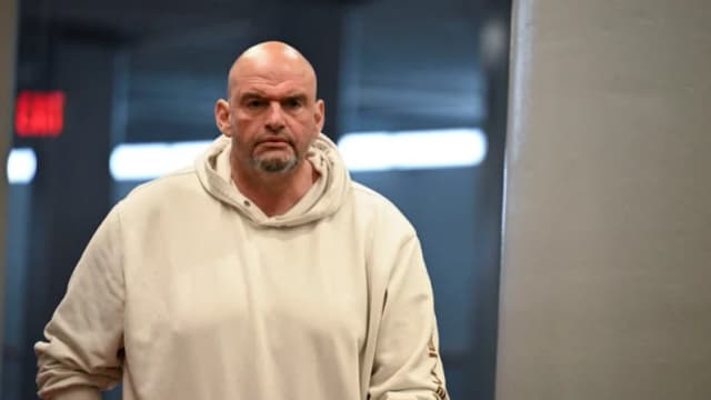 El senador Fetterman regresa a casa tras una caída y una breve hospitalización