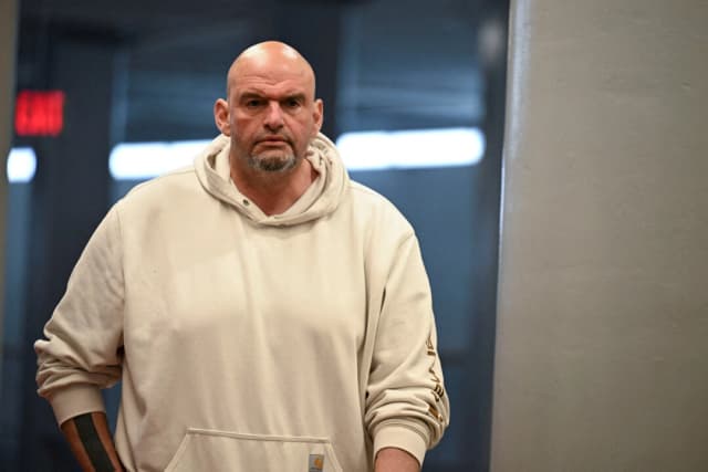 El senador Fetterman regresa a casa tras una caída y una breve hospitalización