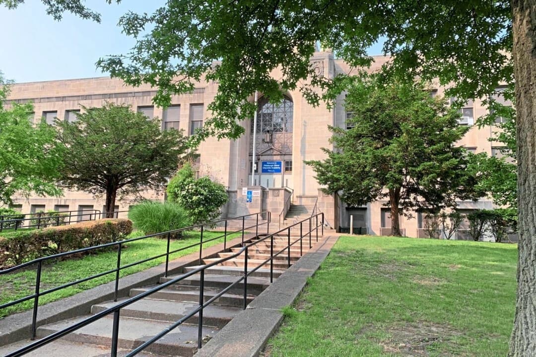 La entrada de la Oliver Citywide Academy está vacía tras un tiroteo en Pittsburgh el 24 de mayo de 2023, en esta foto de archivo. (Justin Vellucci/Pittsburgh Tribune-Review vía AP)