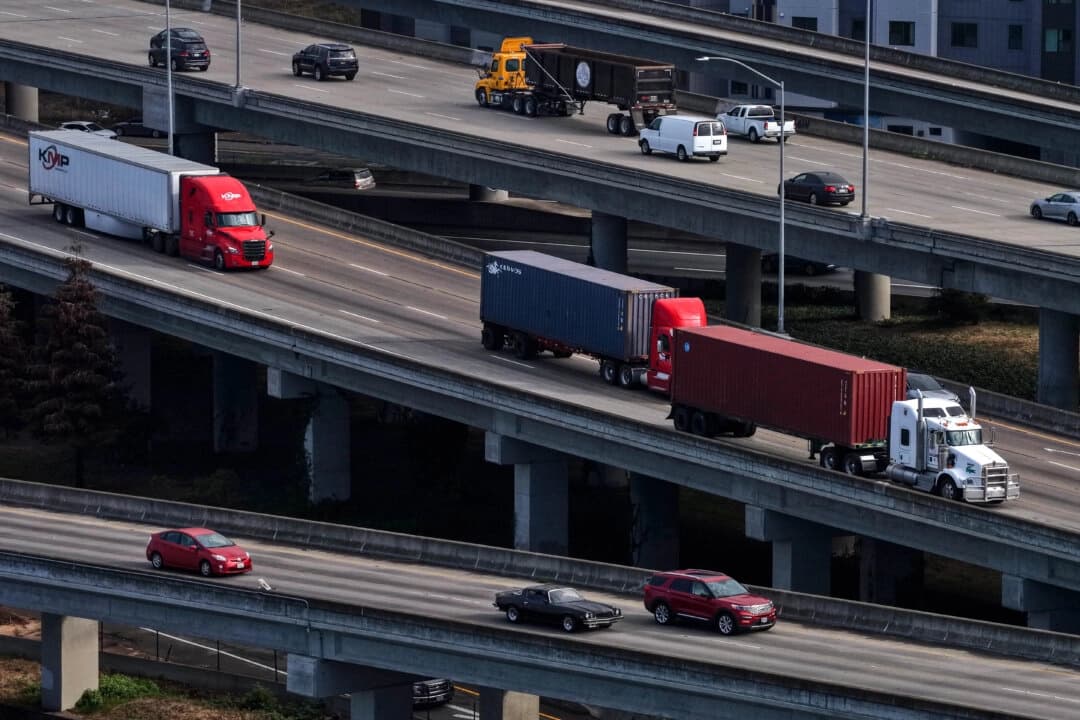 <em>Camiones circulan por la Interestatal 80 en Albany, California, el 14 de noviembre de 2025. (Justin Sullivan/Getty Images)</em>