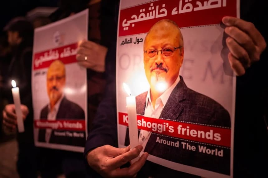 Personas sostienen carteles con la imagen del periodista saudí Jamal Khashoggi y velas encendidas durante una concentración frente al consulado de Arabia Saudí en Estambul, el 25 de octubre de 2018. (Yasin Akgul/AFP a través de Getty Images)