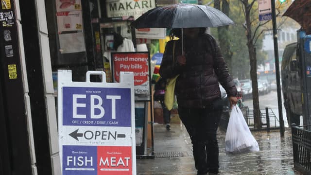 Un letrero de EBT se muestra en la ventana de una tienda de comestibles en el barrio de Flatbush, en Brooklyn, Nueva York, el 30 de octubre de 2025. (Michael M. Santiago/Getty Images)