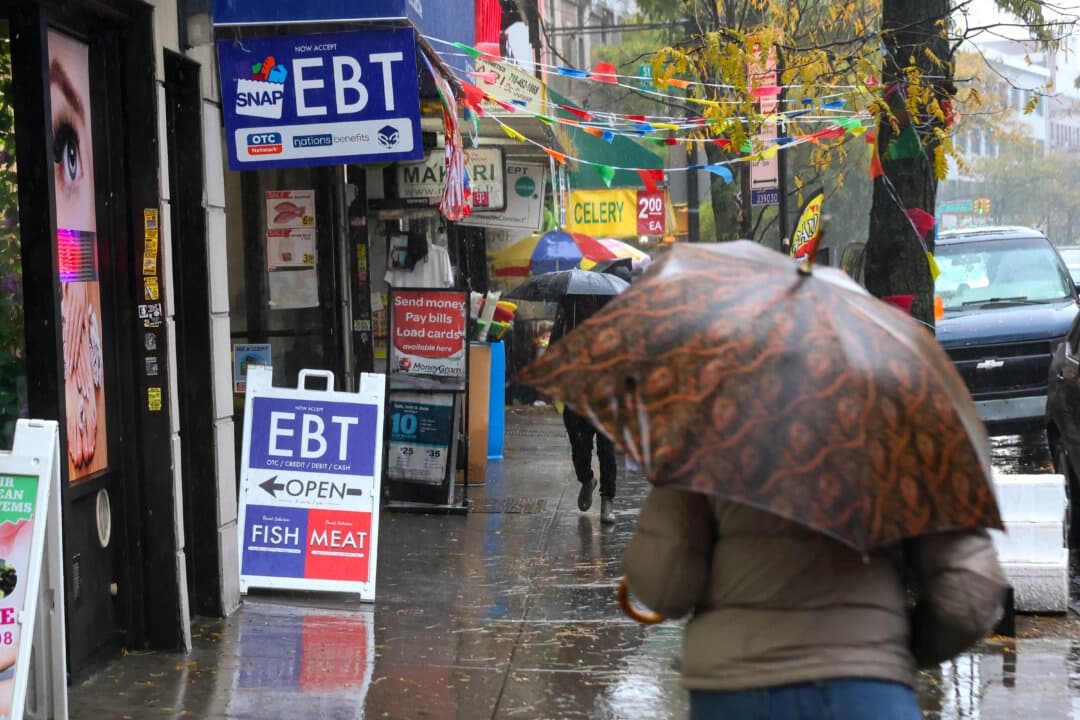 <em>Un letrero de EBT se muestra en la ventana de una tienda de comestibles en el barrio de Flatbush, en Brooklyn, Nueva York, el 30 de octubre de 2025. (Michael M. Santiago/Getty Images)</em>