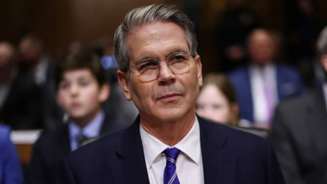 Scott Bessent se prepara para testificar ante el Comité de Finanzas del Senado durante su audiencia de confirmación como secretario del Tesoro en el edificio Dirksen del Senado, en Capitol Hill, el 16 de enero de 2025, en Washington D. C. (Chip Somodevilla/Getty Images)