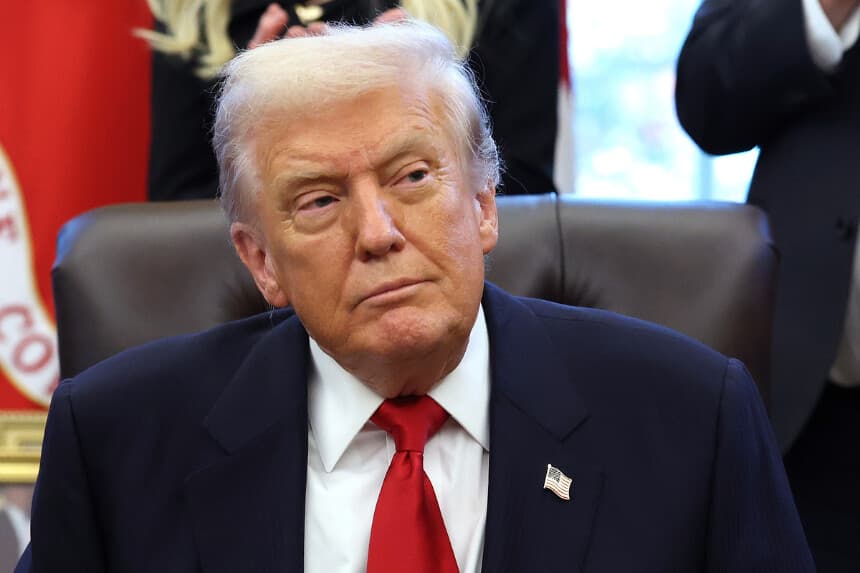 El presidente de los Estados Unidos, Donald Trump, observa durante la ceremonia de juramento del embajador de los Estados Unidos en la India, Sergio Gor, en el Despacho Oval de la Casa Blanca, el 10 de noviembre de 2025, en Washington, D.C. (Foto de Anna Moneymaker/Getty Images)