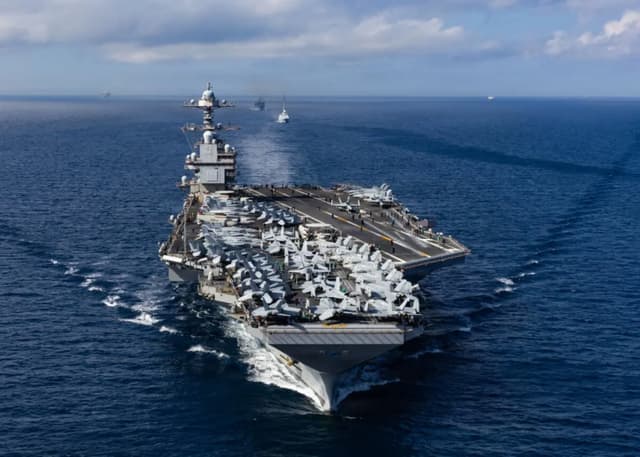 El portaaviones más grande del mundo, el USS Gerald R. Ford (CVN 78), se encuentra en el estrecho de Gibraltar el 1 de octubre de 2025. (Marina en prácticas Alyssa Joy/Marina de Estados Unidos)