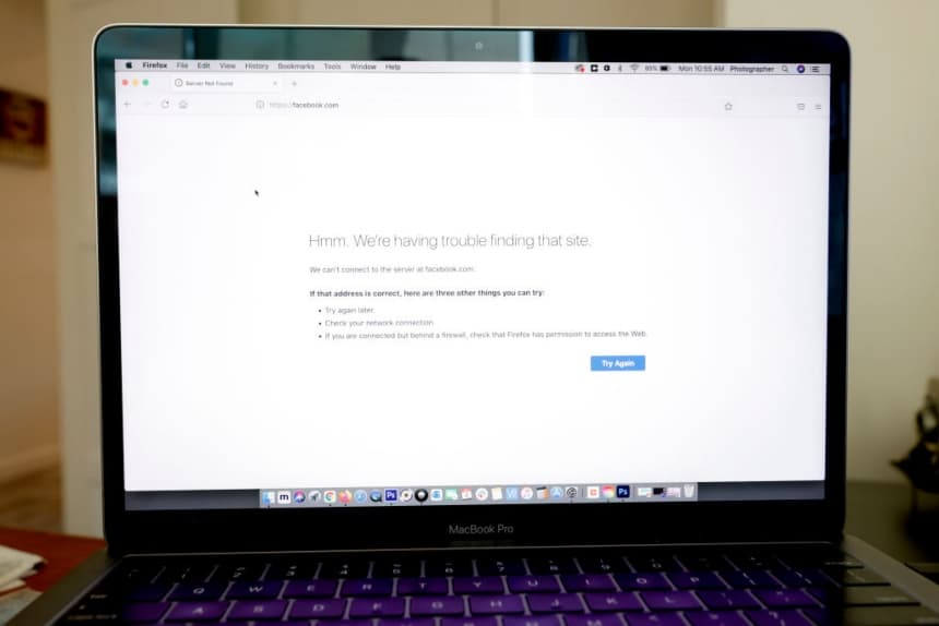 En esta ilustración fotográfica, un mensaje de error en un navegador web muestra que el sitio web de Facebook está caído el 4 de octubre de 2021, en San Anselmo, California. (Justin Sullivan/Getty Images)