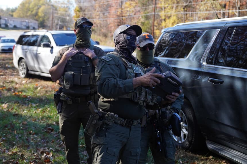 Agentes federales toman medidas contra la inmigración ilegal en Charlotte, Carolina del Norte, el 16 de noviembre de 2025.
(Foto de Ryan Murphy/Getty Images)