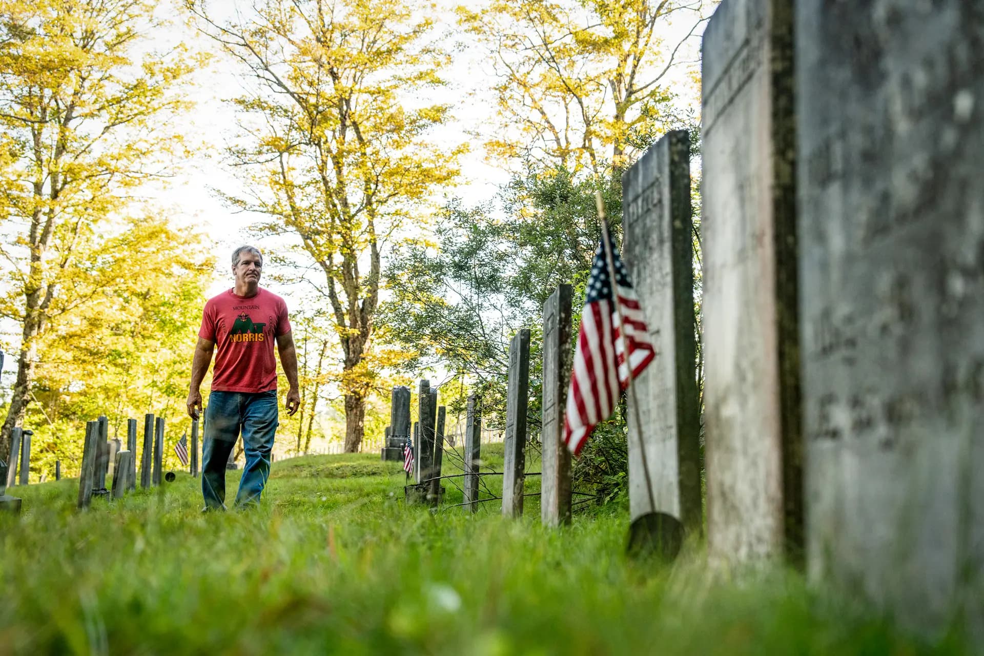 <em>El agricultor y abogado John Klar recorre el cementerio familiar cerca de su casa en Brookfield, Vermont, el 12 de septiembre de 2025. Klar regresó a las Montañas Verdes de Vermont a finales de la década de 1990 para comprar una propiedad rodeada de tierras de cultivo que la familia de su madre había trabajado durante generaciones. (Samira Bouaou/The Epoch Times)</em>