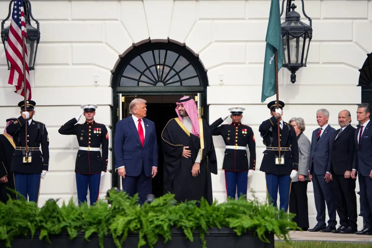 <em>El presidente Donald Trump (izq.) recibe al príncipe heredero y primer ministro Mohammed bin Salman Al Saud de Arabia Saudita (centro) durante una ceremonia de bienvenida en la Casa Blanca el 18 de noviembre de 2025. (Andrew Harnik/Getty Images)</em>