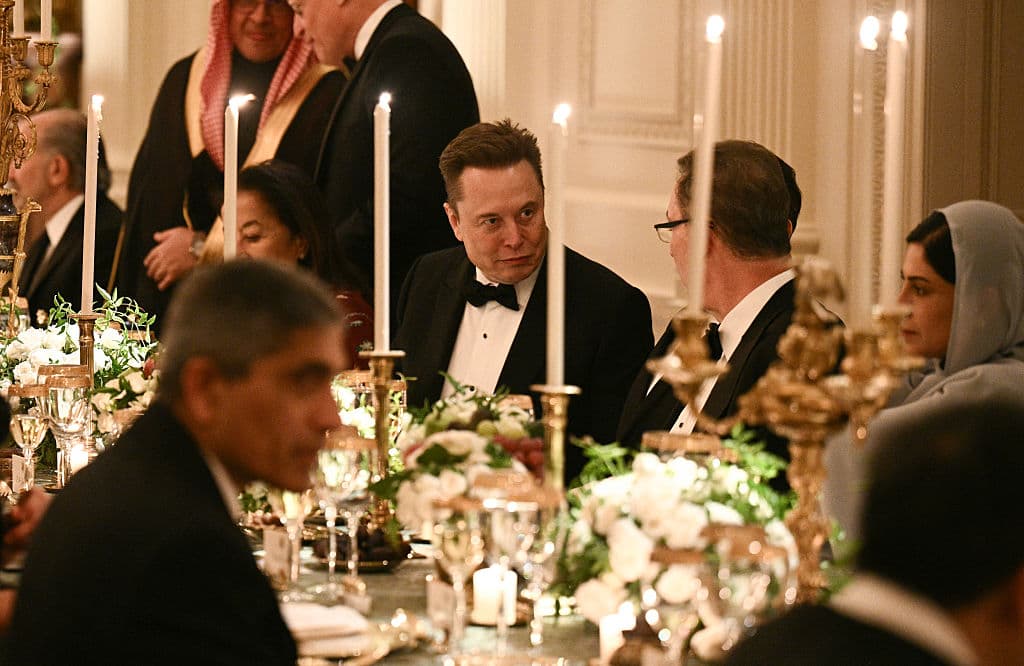 El director ejecutivo de SpaceX y Tesla, el empresario sudafricano-canadiense-estadounidense Elon Musk, asiste a una cena oficial con el presidente de Estados Unidos, Donald Trump, y el príncipe heredero y primer ministro del Reino de Arabia Saudita, Mohammed bin Salman, en el Salón Este de la Casa Blanca en Washington, D.C., el 18 de noviembre de 2025. (BRENDAN SMIALOWSKI/AFP vía Getty Images)