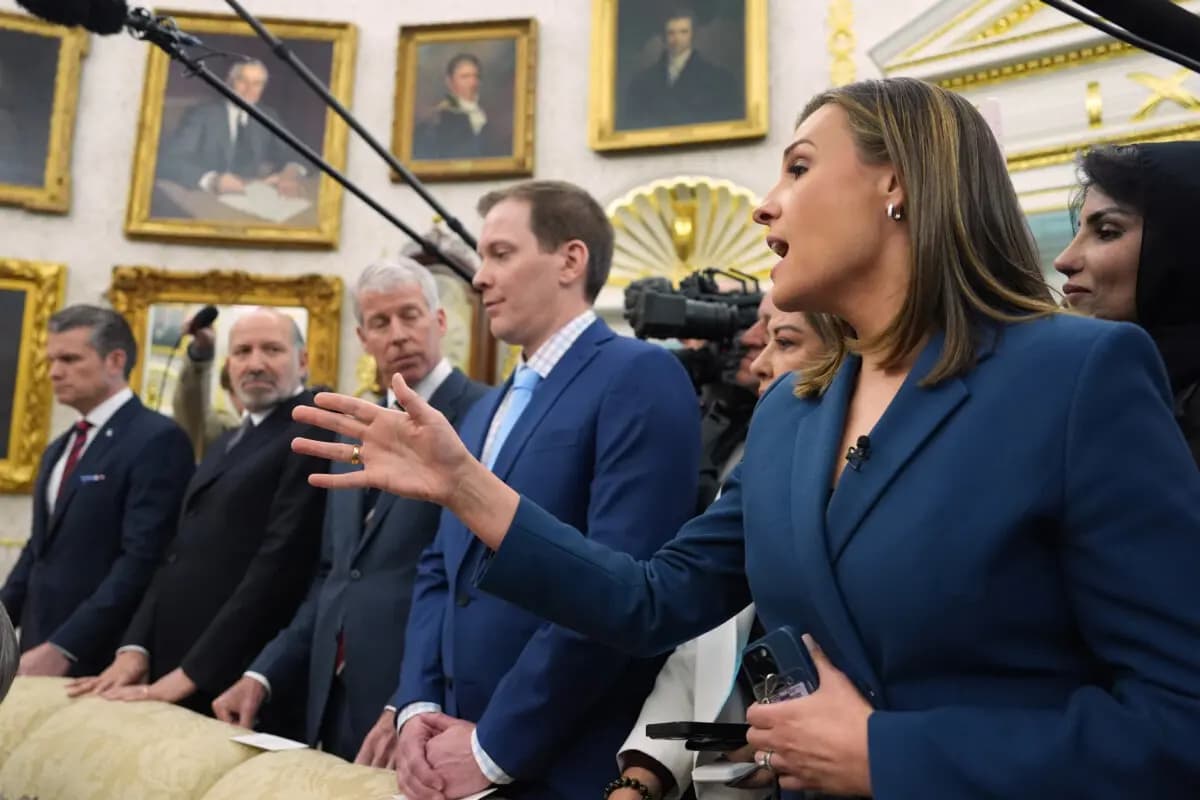 <em>La reportera de ABC News Mary Bruce (der) formula una pregunta al presidente mientras el secretario de Guerra, Pete Hegseth (izq), el secretario de Comercio, Howard Lutnick (segundo por la izquierda), el secretario de Energía, Chris Wright (centro), y David Broomell (segundo por la derecha), director de tecnología de fabricación del fabricante de equipos energéticos GE Vernova, escuchan en el Despacho Oval de la Casa Blanca, el 18 de noviembre de 2025. Evan Vucci/AP Photo</em>