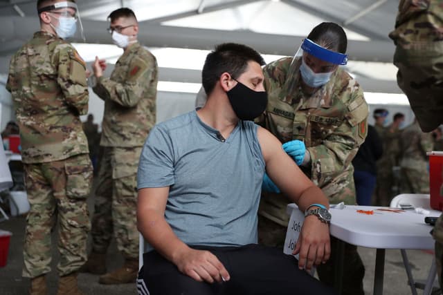 Veteranos de EE. UU. podrían reclamar Ley GI de ser dados de baja por no vacunarse contra COVID