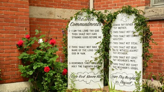 Juez ordena a distritos escolares de Texas retirar carteles con los Diez Mandamientos