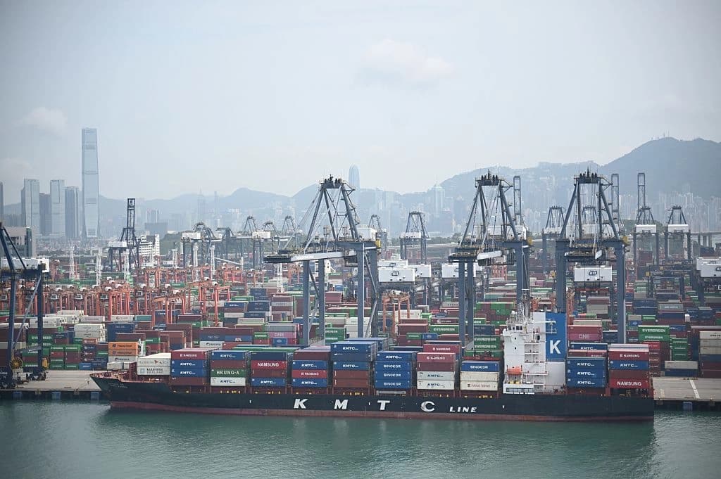 <em>Un buque portacontenedores atracado en la terminal de contenedores de Kwai Chung en Hong Kong el 10 de abril de 2025. (Peter Parks/AFP vía Getty Images)</em>