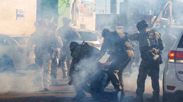 Agentes federales de inmigración detienen a un manifestante en el barrio Little Village de Chicago el 23 de octubre de 2025. Anthony Vázquez/Chicago Sun-Times vía AP, archivo.