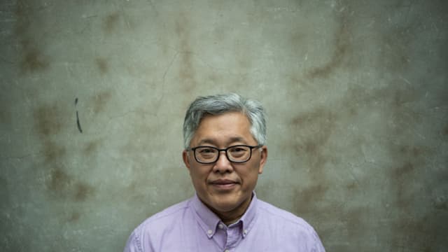 Jin Mingri, pastor principal de la iglesia Zion, en Beijing días después de que las autoridades cerraran una de las iglesias protestantes "clandestinas" más grandes de China. -  (Foto de FRED DUFOUR / AFP) / PARA ACOMPAÑAR LA NOTICIA DE AFP CHINA-RELIGIÓN-DERECHOS, ENTREVISTA DE ELIZABETH LAW (El crédito de la foto debe leer FRED DUFOUR/AFP a través de Getty Images).