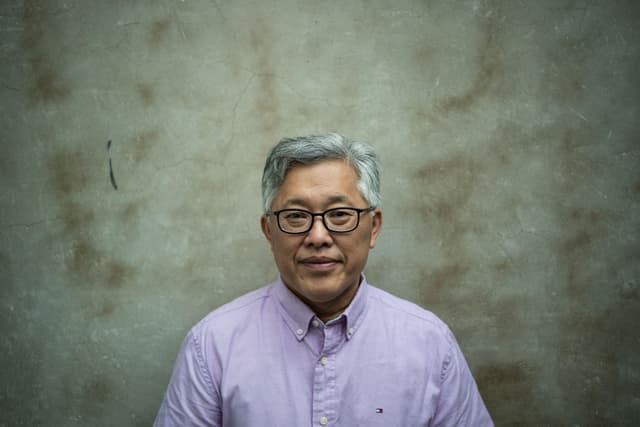 Jin Mingri, pastor principal de la iglesia Zion, en Beijing días después de que las autoridades cerraran una de las iglesias protestantes "clandestinas" más grandes de China. -  (Foto de FRED DUFOUR / AFP) / PARA ACOMPAÑAR LA NOTICIA DE AFP CHINA-RELIGIÓN-DERECHOS, ENTREVISTA DE ELIZABETH LAW (El crédito de la foto debe leer FRED DUFOUR/AFP a través de Getty Images).