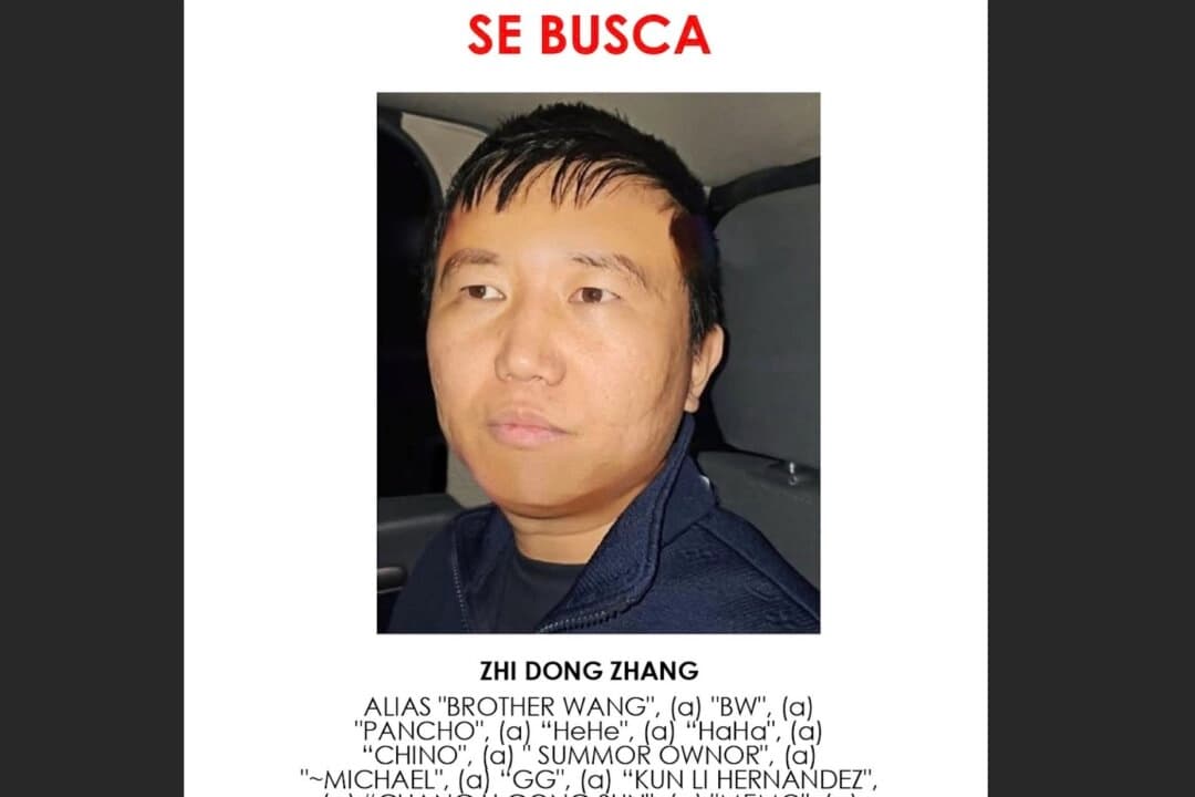 Cartel de búsqueda del ciudadano chino y presunto capo del fentanilo Zhang Zhi Dong por parte de la Fiscalía General del Estado de Quintana Roo en México el 11 de julio de 2025. (Captura de pantalla vía The Epoch Times/Facebook/Fiscalía General del Estado de Quintana Roo)