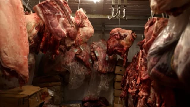 Trozos de carne almacenados en un refrigerador de una carnicería en Río de Janeiro, Brasil, el 31 de julio de 2025. (Pilar Olivares/Reuters)