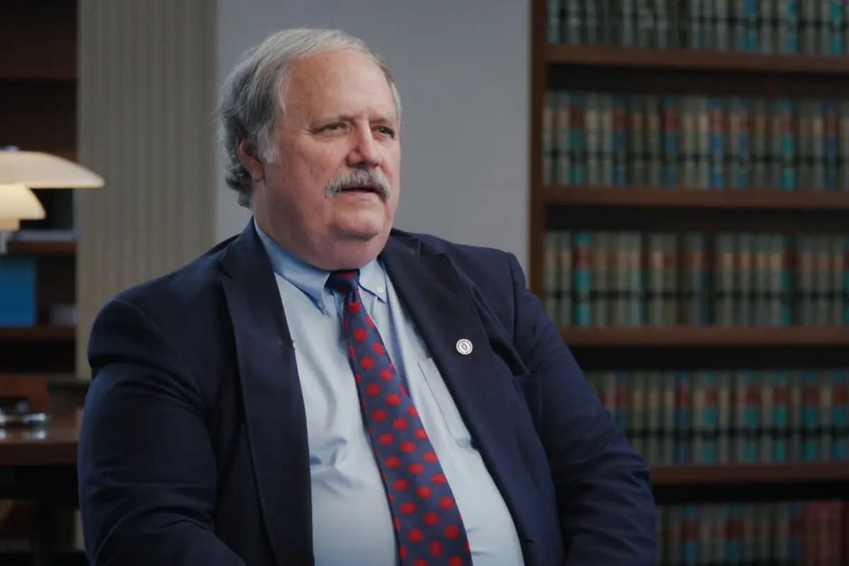 <em>El profesor Ronald Rychlak, coautor de "Desinformación", concede una entrevista para el documental de Epoch Times "Verdad bajo fuego: El montaje mediático contra Charlie Kirk". (The Epoch Times)</em>