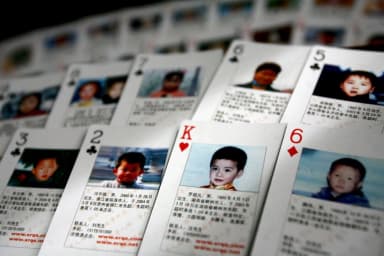 Cartas con detalles de niños desaparecidos expuestas en Pekín el 31 de marzo de 2007. (China Photos/Getty Images)