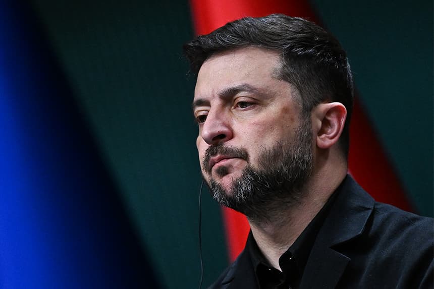 Ucrania enfrenta una encrucijada, "la pérdida de dignidad o perder a un socio clave": Zelenski