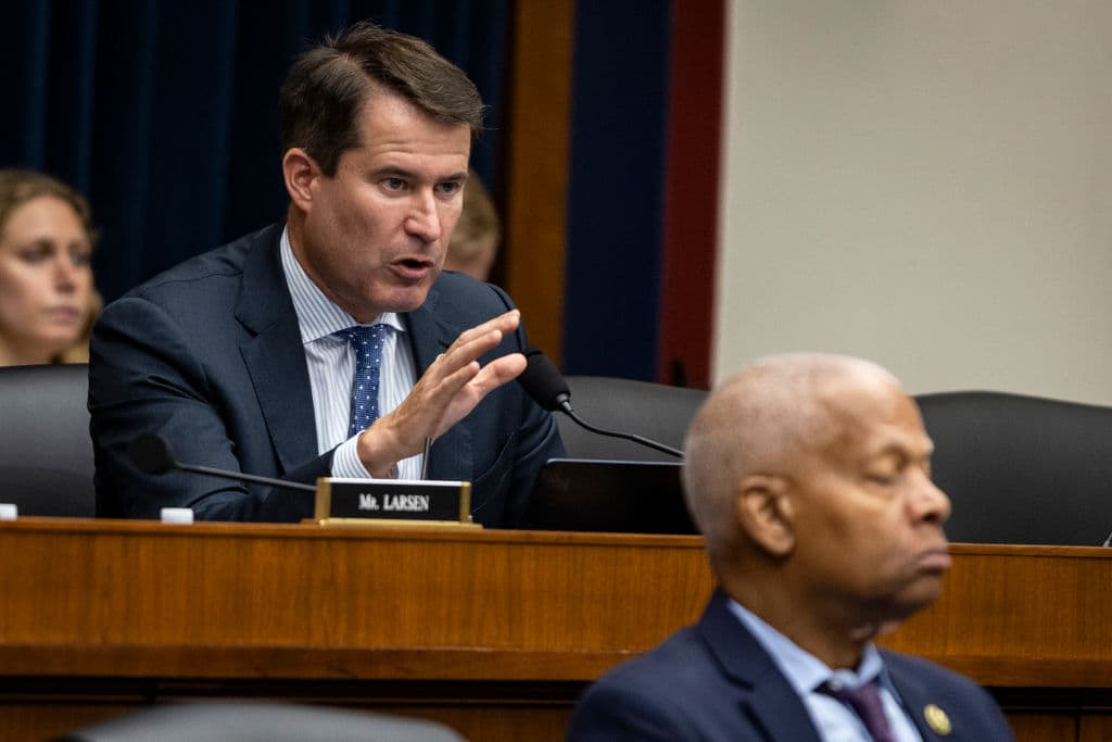 El representante estadounidense Seth Moulton (D-Mass.) habla durante una audiencia del Subcomité de Ferrocarriles, Oleoductos y Materiales Peligrosos de la Cámara de Representantes el 23 de julio de 2024 en Washington, DC. (Foto de Samuel Corum/Getty Images)