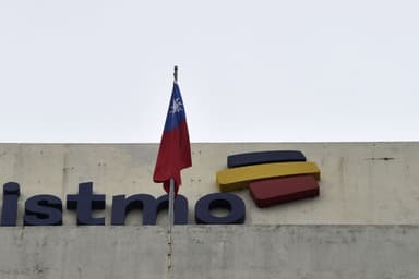 La bandera de Taiwán ondea sobre la embajada taiwanesa en Panamá el 13 de junio de 2017 en la ciudad de Panamá. Panamá y China anunciaron el 13 de junio que establecían relaciones diplomáticas, convirtiéndose así la nación centroamericana en la última en abandonar a Taiwán para estrechar lazos con la segunda economía más grande del mundo. (RODRIGO ARANGUA/AFP vía Getty Images)

