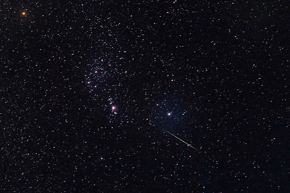 Un meteoro atraviesa el cielo nocturno sobre el municipio de Wundwin, cerca de la ciudad de Mandalay, Myanmar, durante la lluvia de meteoros Gemínidas el 14 de diciembre de 2018. (YE AUNG THU/AFP a través de Getty Images).