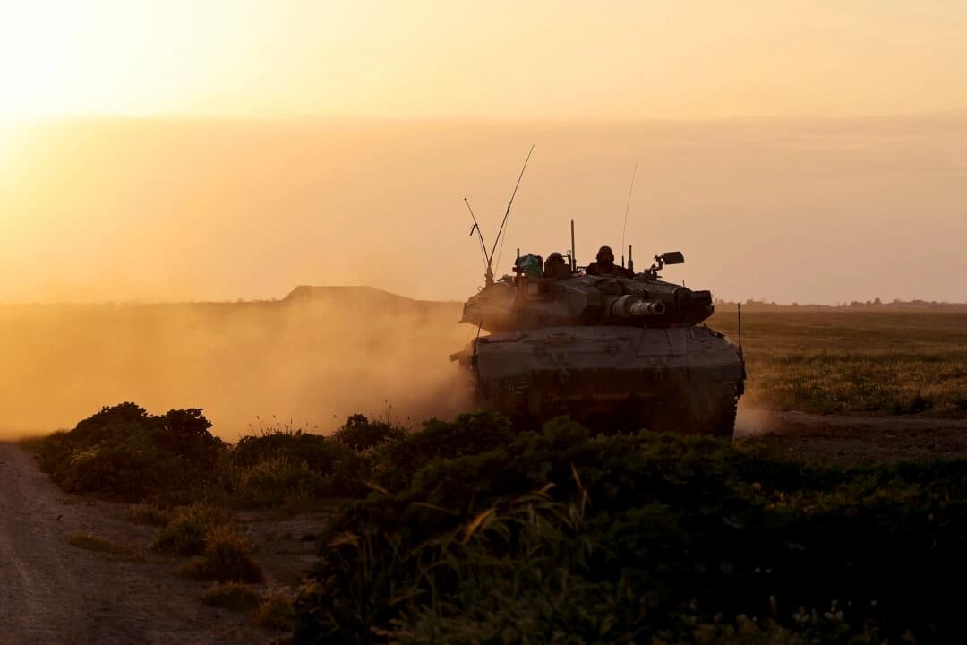 Un tanque del ejército israelí avanza a lo largo de la frontera con la Franja de Gaza al amanecer del 6 de marzo de 2024. (Jack Guez/AFP vía Getty Images)