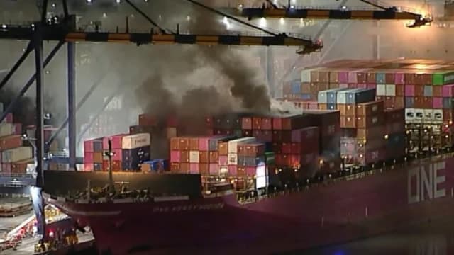 El humo se eleva desde un incendio en un buque portacontenedores atracado en el Puerto de Los Ángeles, el 21 de noviembre de 2025, en una imagen de un video. (ABC7 vía AP)