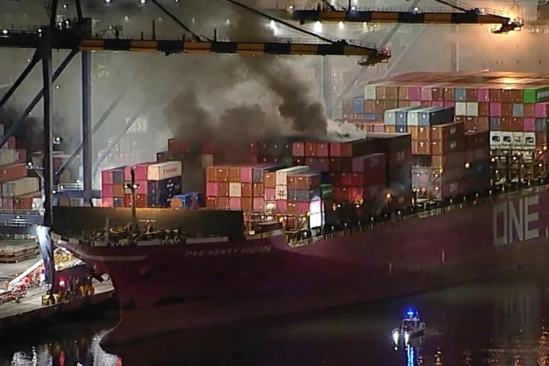 El humo se eleva desde un incendio en un buque portacontenedores atracado en el Puerto de Los Ángeles, el 21 de noviembre de 2025, en una imagen de un video. (ABC7 vía AP)