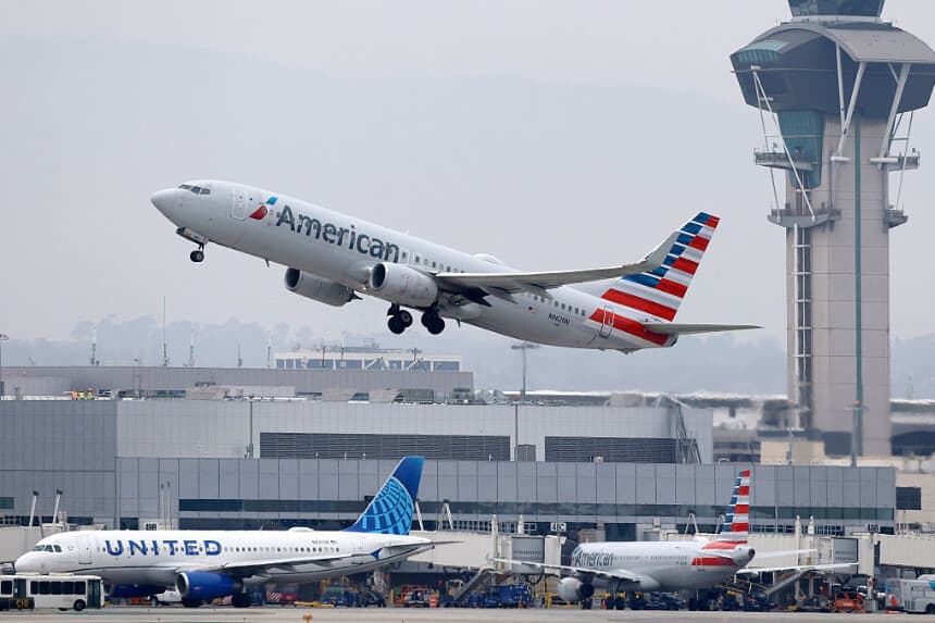 Un avión de American Airlines despega cerca de la torre de control del tráfico aéreo del Aeropuerto Internacional de Los Ángeles (LAX) el 12 de noviembre de 2025 en Los Ángeles, California. (Mario Tama/Getty Images)