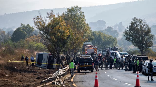 Personal de emergencia, junto con personal de la Fiscalía General del Estado de Michoacán, la Guardia Nacional y el Ejército, trabaja en el lugar de un accidente de autobús en la carretera Morelia-Pátzcuaro, cerca de la comunidad de Tiripetio, Michoacán, México, el 22 de noviembre de 2025. Un autobús turístico se estrelló y volcó, dejando al menos 10 muertos y más de 20 heridos, informaron las autoridades. (Foto de ENRIQUE CASTRO / AFP vía Getty Images)