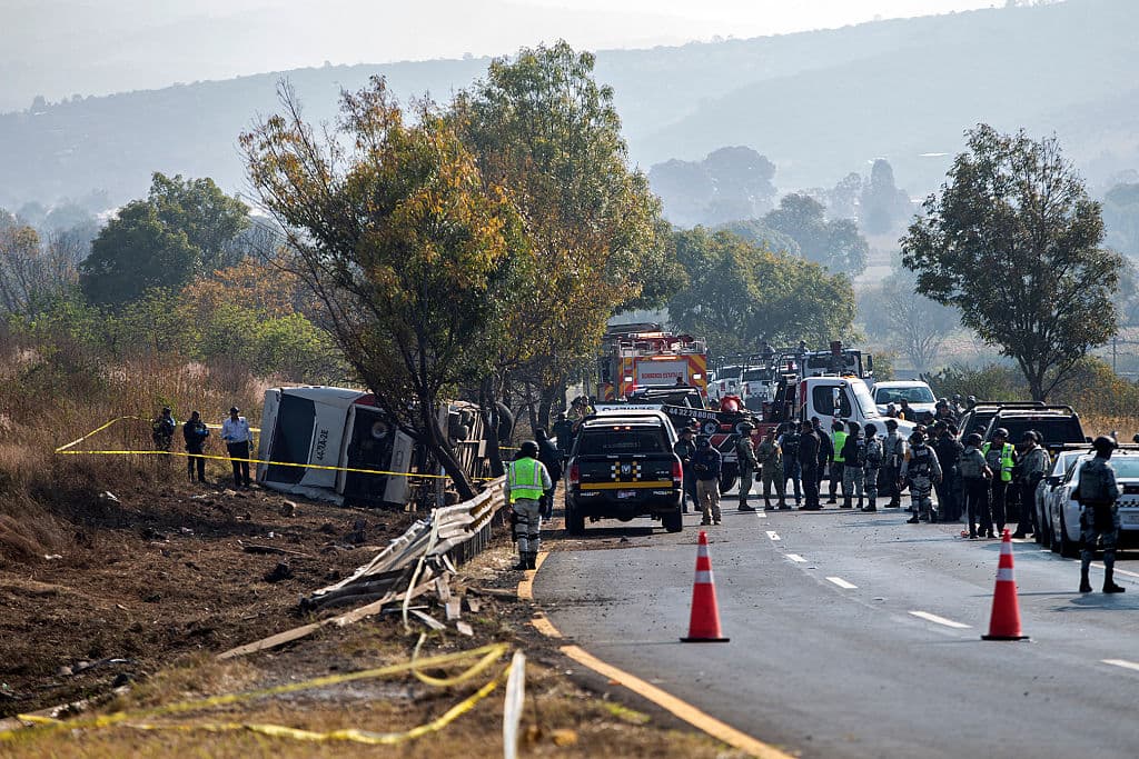 Al menos 7 muertos y 20 heridos deja volcadura de autobús turístico en Michoacán