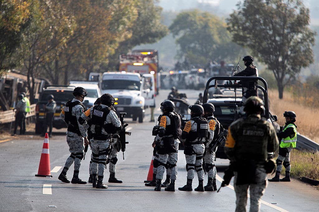 Personal de emergencia, junto con personal de la Fiscalía General del Estado de Michoacán, la Guardia Nacional y el Ejército, trabaja en el lugar de un accidente de autobús en la carretera Morelia-Pátzcuaro, cerca de la comunidad de Tiripetio, Michoacán, México, el 22 de noviembre de 2025. Un autobús turístico se estrelló y volcó, dejando al menos 10 muertos y más de 20 heridos, informaron las autoridades. (Foto de ENRIQUE CASTRO / AFP vía Getty Images)
