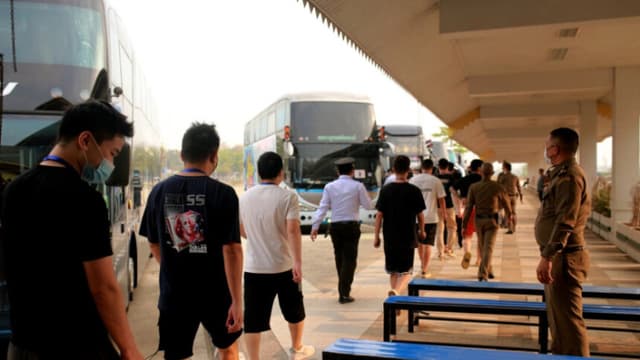 Presuntos trabajadores de centros de estafa y víctimas procedentes de China llegan al puesto fronterizo con Tailandia en el municipio oriental de Myawaddy, Birmania, el 20 de febrero de 2025. (STR/AFP vía Getty Images)