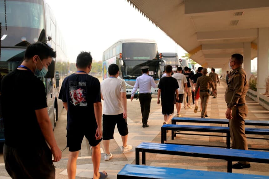 Presuntos trabajadores de centros de estafa y víctimas procedentes de China llegan al puesto fronterizo con Tailandia en el municipio oriental de Myawaddy, Birmania, el 20 de febrero de 2025. (STR/AFP vía Getty Images)