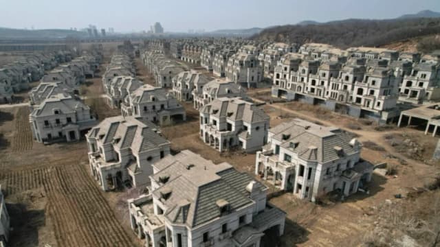 Villas abandonadas en un suburbio de Shenyang, en la provincia nororiental de Liaoning, China, el 31 de marzo de 2023. (Jade Gao/AFP vía Getty Images)