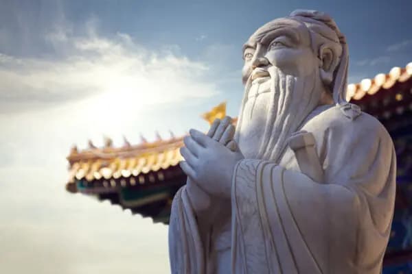 <em>Primer plano de una estatua de Confucio. (XiXinXing/Shutterstock)</em>