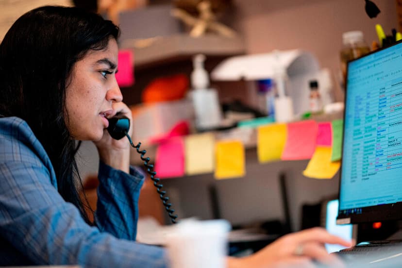 Alisha Narvaez, gerente de International Funeral & Cremation Services, sentada en su oficina frente al computador el 24 de abril de 2020 en el barrio de Harlem de la ciudad de Nueva York. (JOHANNES EISELE/AFP a través de Getty Images)