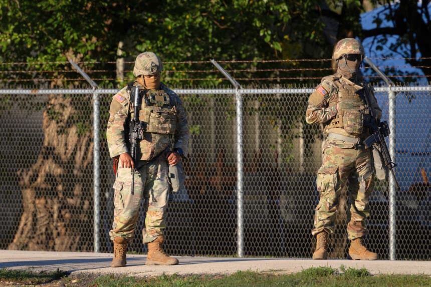 Miembros de la Guardia Nacional de Texas montan guardia en unas instalaciones de entrenamiento de la reserva del ejército el 7 de octubre de 2025 en Elwood, Illinois. (Foto de Scott Olson/Getty Images)