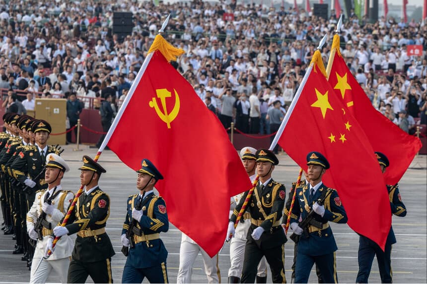 Soldados chinos desfilan con la bandera nacional, la bandera del Partido Comunista de China y la del Ejército Popular de Liberación el 3 de septiembre de 2025, en la plaza de Tiananmen, en Beijing (China), (Kevin Frayer/Getty Images)