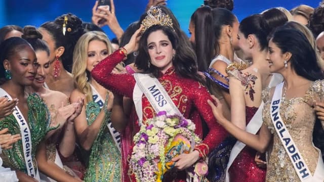 La Miss México, Fátima Bosch, celebra su victoria en el certamen de Miss Universo 2025 en Nonthaburi, al norte de Bangkok, en la provincia de Nonthaburi, Tailandia, el viernes 21 de noviembre de 2025. (AP/Sakchai Lalit)