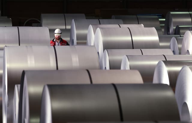 Un trabajador camina entre rollos de acero terminado en la planta siderúrgica de Thyssenkrupp el 9 de abril de 2025 en Duisburg, Alemania. (Sean Gallup/Getty Images)