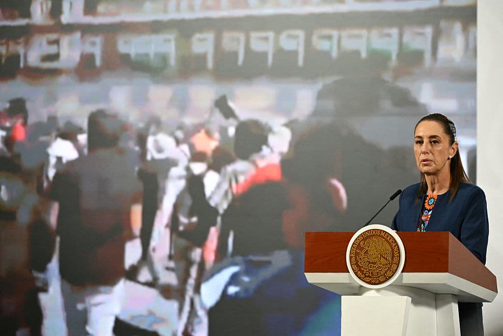 La presidenta de México, Claudia Sheinbaum, habla durante su conferencia de prensa diaria en el Palacio Nacional de la Ciudad de México el 17 de noviembre de 2025, mostrando imágenes de la marcha del 15 de noviembre organizada por la Generación Z. La presidenta dijo en su conferencia de prensa que detrás de la marcha del sábado, en la que más de 100 personas resultaron heridas, se encontraban políticos de la oposición, grupos violentos y una campaña internacional. (Foto de YURI CORTEZ/AFP vía Getty Images)