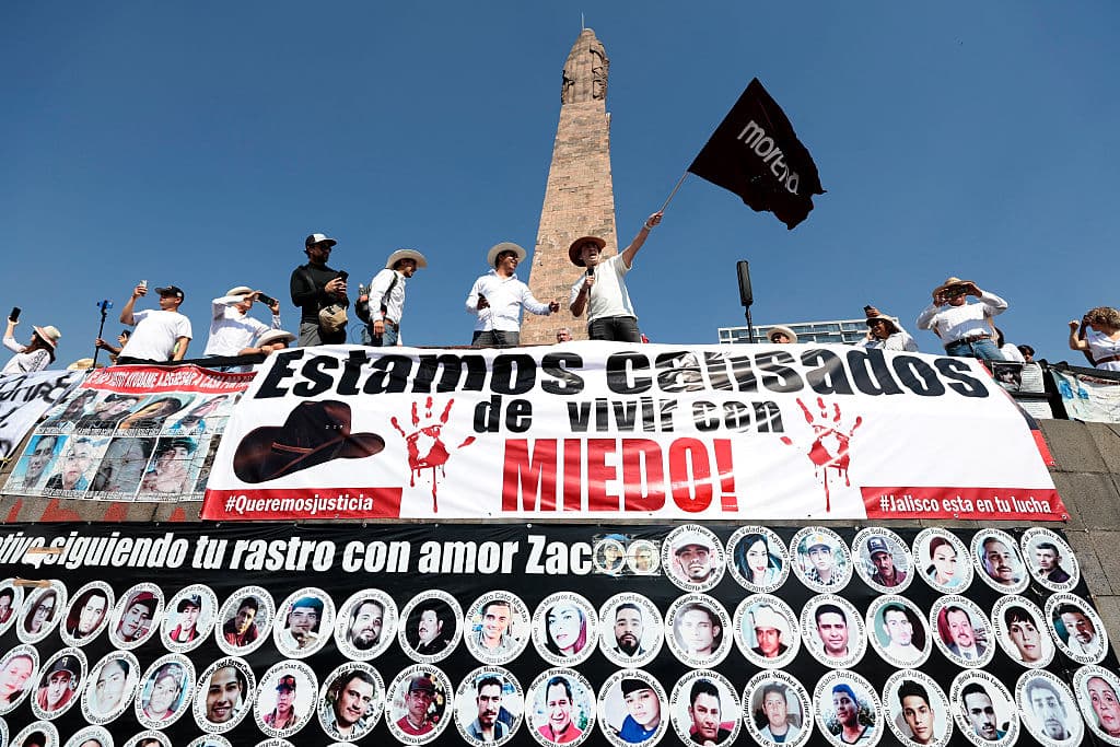 Manifestantes en la marcha 'Por la Paz' organizada por la Generación Z en Guadalajara, Jalisco, México, el 15 de noviembre de 2025. Miles de personas marcharon en la Ciudad de México para protestar contra la violencia del narcotráfico y las políticas de seguridad del gobierno de la presidenta Claudia Sheinbaum.  (Foto de ULISES RUIZ/AFP vía Getty Images)